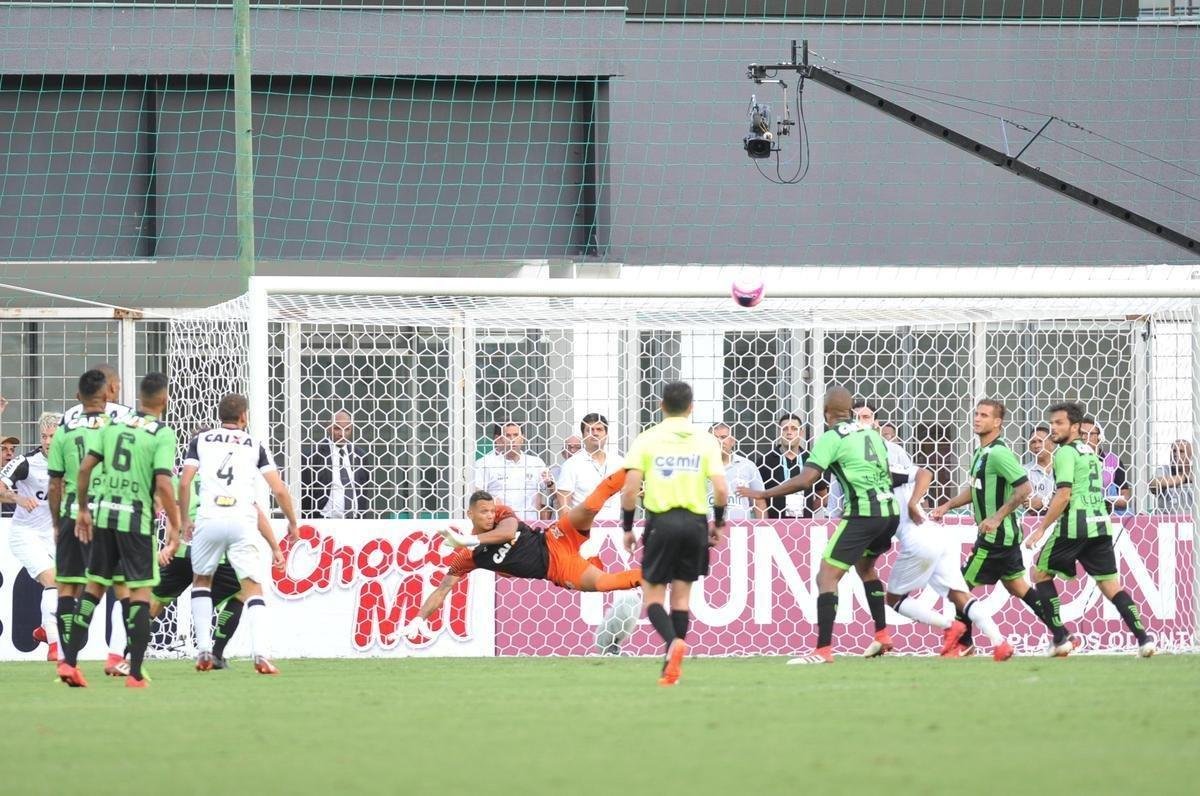 Imagem do polmico gol do Atltico: Rger Guedes cabeceou, Glauco defendeu e o rbitro Igor Junio Benevenuto confirmou o gol baseado na viso do auxiliar Guilherme Dias Camilo. Imagem do canal Premiere apontou que defesa foi feita sobre a linha de meta e a bola no entrou.