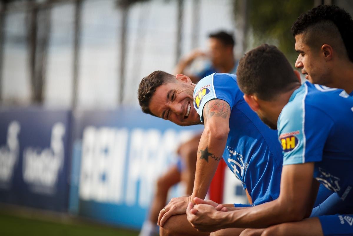 A comisso tcnica do Cruzeiro permitiu que a imprensa acompanhasse somente o comeo das atividades desta quinta-feira, na Toca da Raposa 2. Em campo, foi possvel ver o meia Rodriguinho, que segue programao especial de exerccios elaborada pelos profissionais do clube. O time se prepara para o jogo-treino de segunda-feira, contra o Amrica, que servir de teste visando  retomada das competies. No coletivo de tera-feira, a escalao teve Fbio; Lucas Romero, Ded, Leo e Egdio; Henrique e Jadson; Marquinhos Gabriel, Thiago Neves e David; Fred. Vale ressaltar que o meia Robinho havia sido poupado desse trabalho.