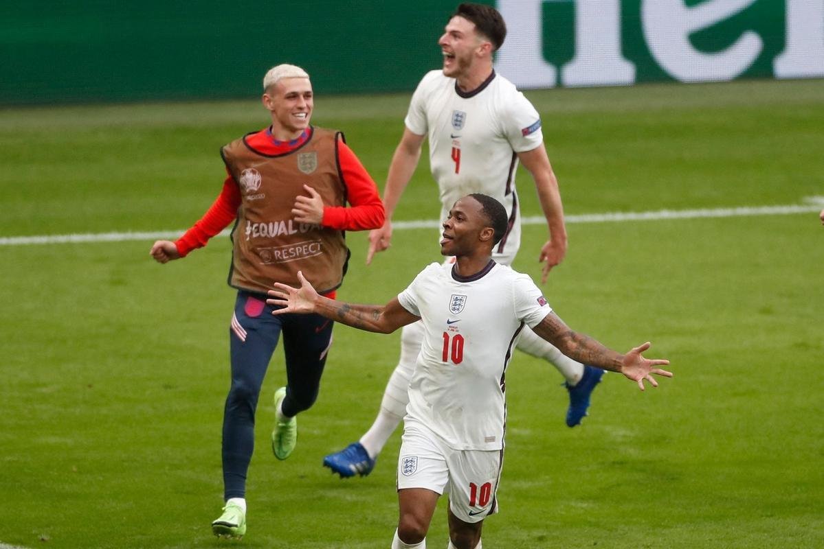 Fotos do gol de Sterling, da Inglaterra, sobre a Alemanha, em Wembley. Ingleses venceram por 2 a 0 e avanaram s quartas de final da Eurocopa