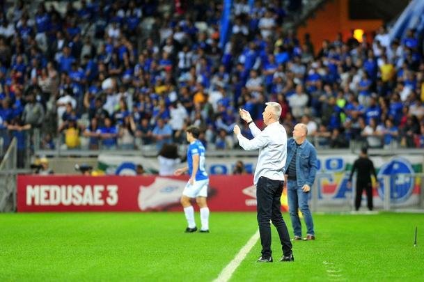 As reaes da torcida do Cruzeiro e do tcnico Mano Menezes com mais uma derrota do Cruzeiro no Campeonato Brasileiro. Neste sbado, time celeste foi batido pelo Athletico-PR por 2 a 0, com gols de Jonathan e Bruno Guimares