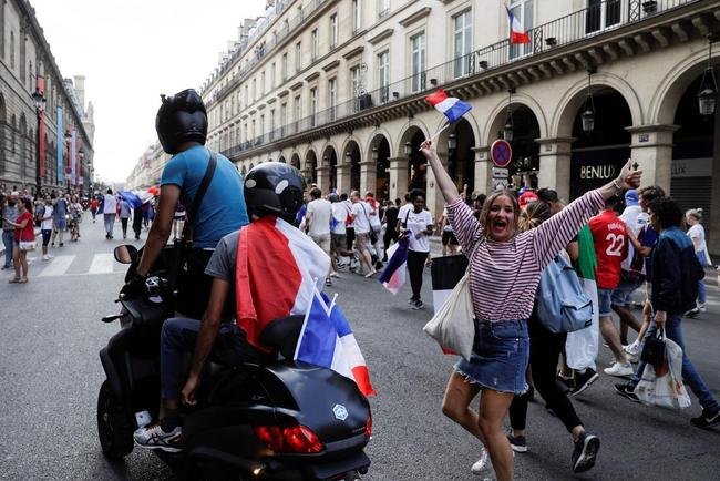 Torcedores franceses tomaram principais pontos tur�sticos e avenidas de Paris para celebrar o bi mundial