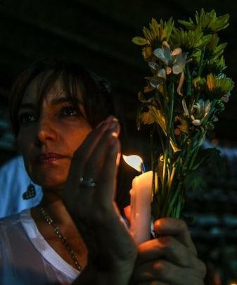 Lugar destinado a futebol e muita alegria, o Estdio Atanasio Girardot foi palco de homenagens e emoo. Com roupas brancas e flores nas mos, torcedores do Atltico Nacional fizeram viglia no local que seria, nesta quarta-feira, palco do jogo de ida da final da Copa Sul-Americana. Mas o desastre areo que matou grande parte da delegao da Chapecoense, convidados e jornalistas brasileiros impediu a realizao da festa. No lugar da bola rolando, tristeza e solidariedade. E milhes de entusiastas do esporte espalhados por todo o planeta dispostos a desejar fora  Chape. As imagens acima mostram que tudo isso  muito mais que futebol. O Nacional, atual campeo da Copa Libertadores, mostra todo o seu apoio ao clube catarinense, agora em busca de reconstruo para tocar seu caminho