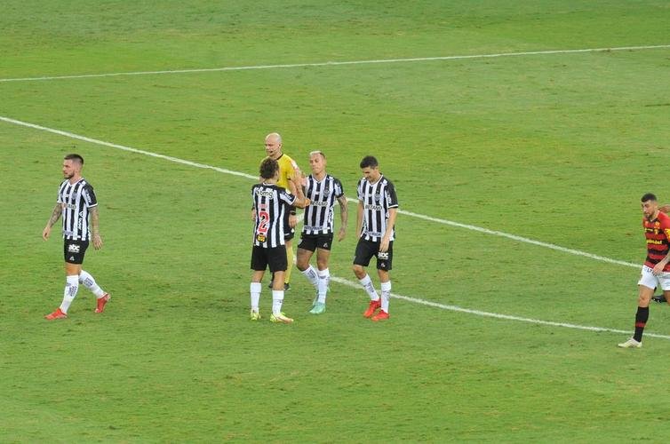Fotos do gol de Vargas, do Atltico, sobre o Sport. Ele marcou o terceiro da vitria por 3 a 0, em cobrana de pnalti.