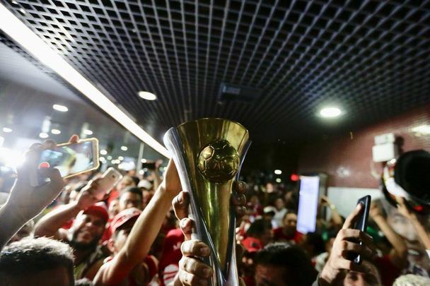 Jogadores, comissão técnica e diretoria do Náutico foram recebidos com festa no desembarque após a conquista do título da Série C do Campeonato Brasileiro, diante do Sampaio Corrêa. A delegação alvirrubra desembarcou em solo pernambucano pouco depois das 23h30 e seguiu em carro aberto para a sede do clube, no bairro dos Aflitos