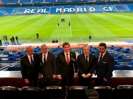 Na véspera da decisão da Copa Libertadores, presidentes do River Plate (Rodolfo D'Onofrio), do Boca Juniors (Daniel Angelici), do Real Madrid (Florentino Pérez), da Conmebol (Alejandro Domínguez) e da Federação Espanhola (Luis Rubiales) participaram de um jantar de confraternização, em Madri. O clássico argentino que define o título sul-americano será neste domingo, às 17h30 (de Brasília), no estádio Santiago Bernabéu, que pertence ao Real Madrid.