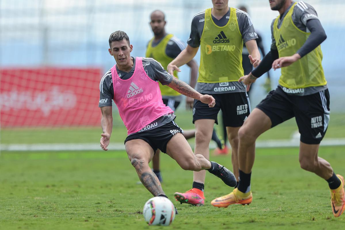 Pavon est liberado pelo departamento mdico e retornou aos treinos com o grupo do Atltico