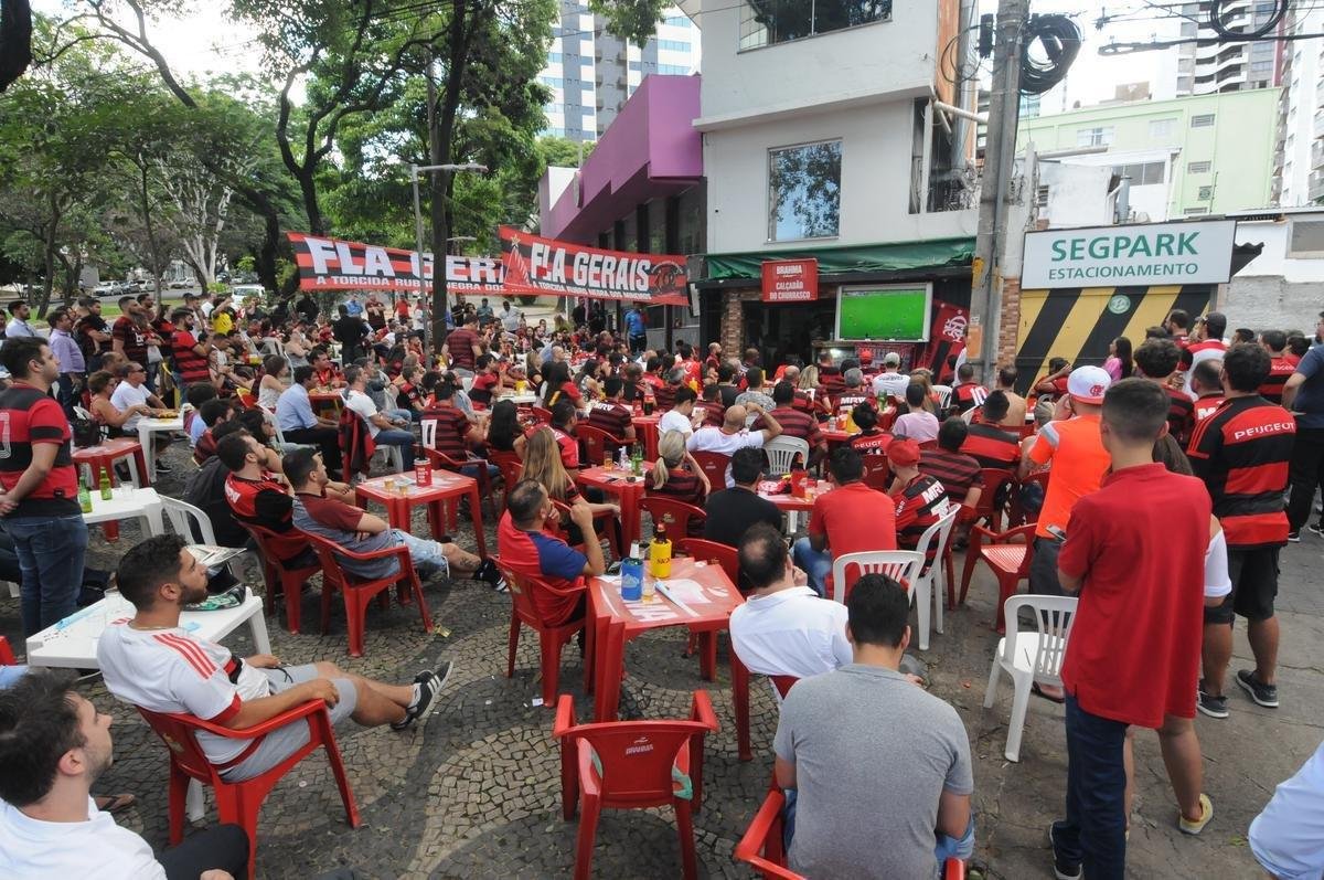 Torcedores do Flamengo se reuniram em bar na Avenida Afonso Pena, em Belo Horizonte, e vibraram com a vitria de virada sobre o Al-Hilal, por 3 a 1, na semifinal do Mundial de Clubes, no Catar. Gols foram de Arrascaeta, Bruno Henrique e Al-Bulayhi, contra. Com triunfo, time carioca jogar a deciso no sbado diante do vencedor da outra semifinal, a ser disputada entre Monterrey e Liverpool.