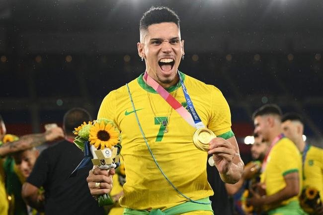 Jogadores da Sele��o Brasileira recebem a medalha de ouro pela conquista ol�mpica no futebol