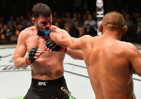 Na luta principal do UFC 204, em Manchester, Michael Bisping supera Dan Henderson em polêmica decisão unânime dos juízes e tem sucesso na primeira defesa de cinturão do peso médio