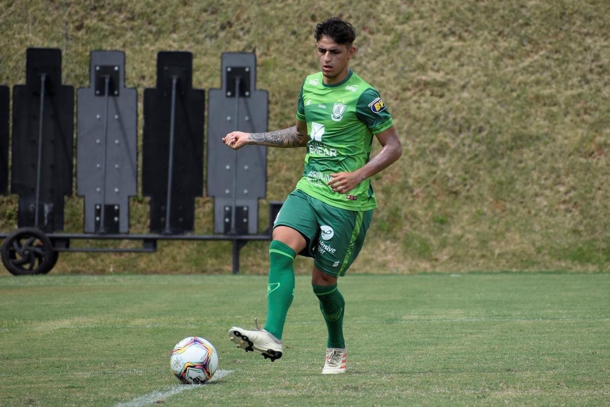 Com o retorno do técnico Lisca, o América deu sequência aos trabalhos de pré-temporada no CT Lanna Drumond, em Belo Horizonte. Os atletas que receberam menos oportunidades na temporada 2020/21 terão chances na primeira fase do Campeonato Mineiro.