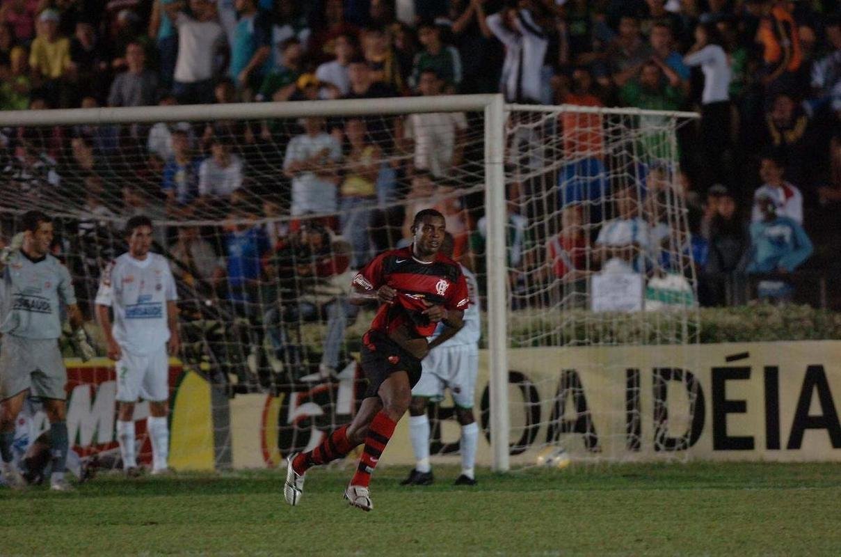 2006 - Na semifinal em 2006, foi a vez do Ipatinga ser eliminado pelo Flamengo. Em casa, empate por 1 a 1. No Maracan, o Rubro-Negro venceu por 2 a 1.