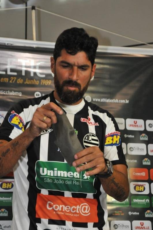 Atacante uruguaio Loco Abreu, de 44 anos, que vai defender o Athletic de So Joo del-Rei no Campeonato Mineiro 2021, chegou a Belo Horizonte nesta segunda-feira. Ele foi recebido por dirigentes do clube e disse que clube deve desfrutar a volta  elite do futebol de Minas Gerais.