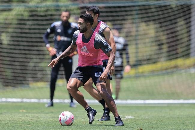 Fotos do treino do Atltico nesta quarta-feira (12/10), na Cidade do Galo. Em recuperao de um incmodo na panturrilha esquerda, Hulk fez funcional no campo e ainda  dvida para o confronto contra o Flamengo, no sbado, s 20h30, no Maracan, pelo Brasileiro