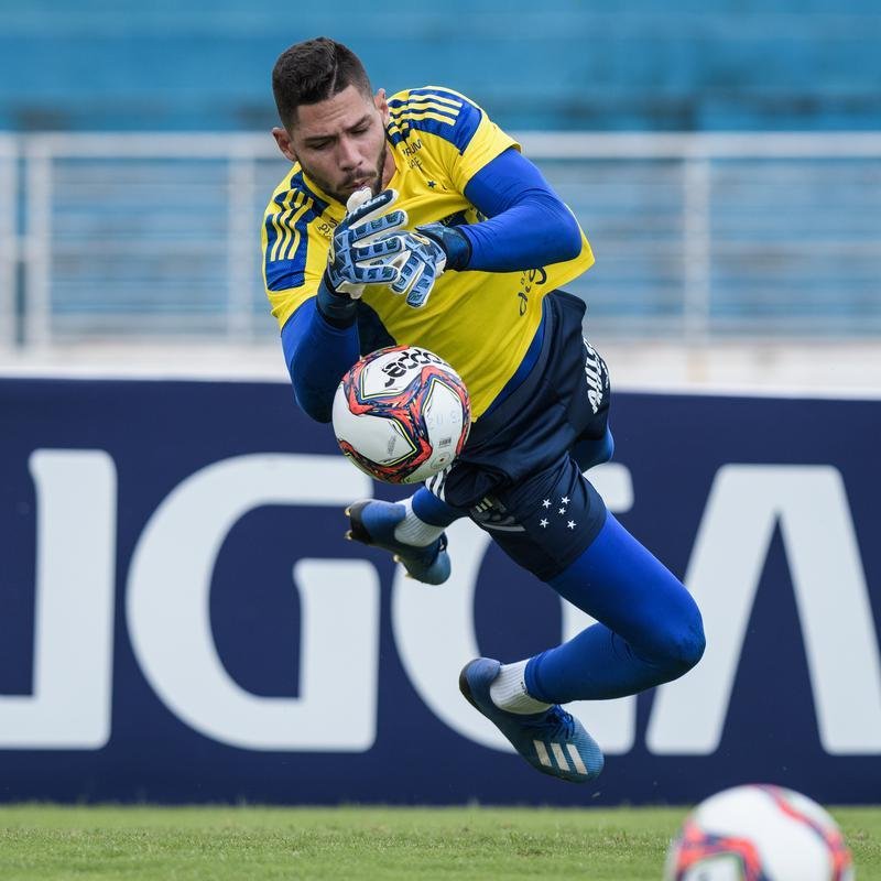 Fotos do treino do Cruzeiro no estdio Melo, em Varginha, na manh deste sbado (03/04)