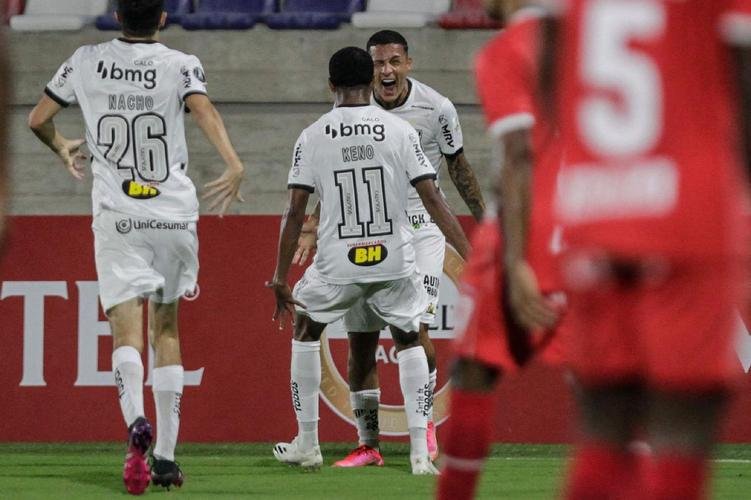 Jogo entre América de Cáli e Atlético, em Barranquilla, pela Copa Libertadores, teve diversas paralisações devido aos efeitos do gás de pimenta nos atletas. Protestos do lado de fora do estádio, contra o governo, tiveram consequências no gramado.