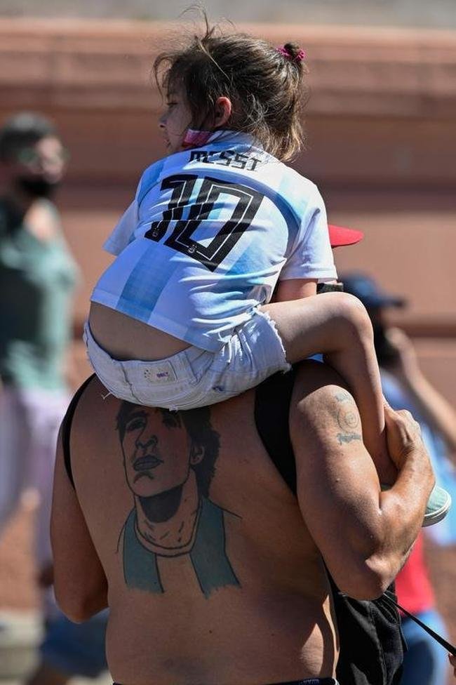 Velrio de Diego Armando Maradona na Casa Rosada, sede do governo argentino, em Buenos Aires. Ao longo desta quinta-feira (26/11), despedida dos fs rendeu imagens marcantes: choro, homenagens e at rivais se consolando pela partida do dolo. Maradona morreu aos 60 anos aps uma parada cardiorrespiratria.