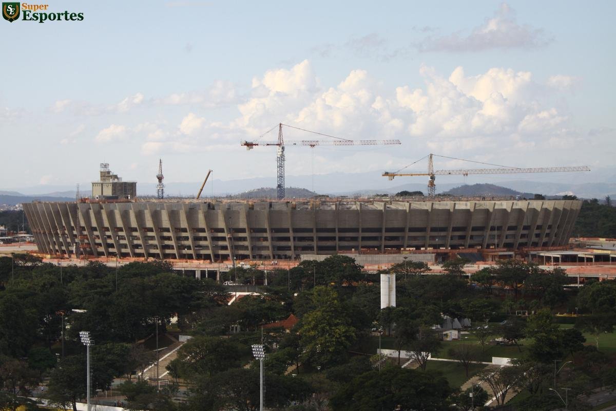 01/06/2012 - Panorama geral das obras de modernizao do Mineiro. Operrios trabalham intensamente na ampliao da cobertura e na montagem da esplanada, que abrigar novo estacionamento coberto.