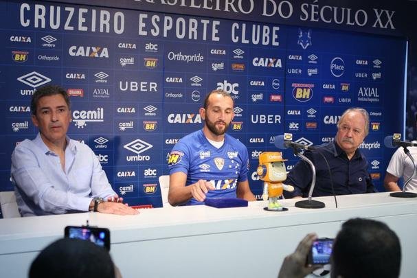 Atacante Barcos, o 'Pirata', vestiu a camisa 28 do Cruzeiro e falou sobre desejo de conquistar muitos ttulos