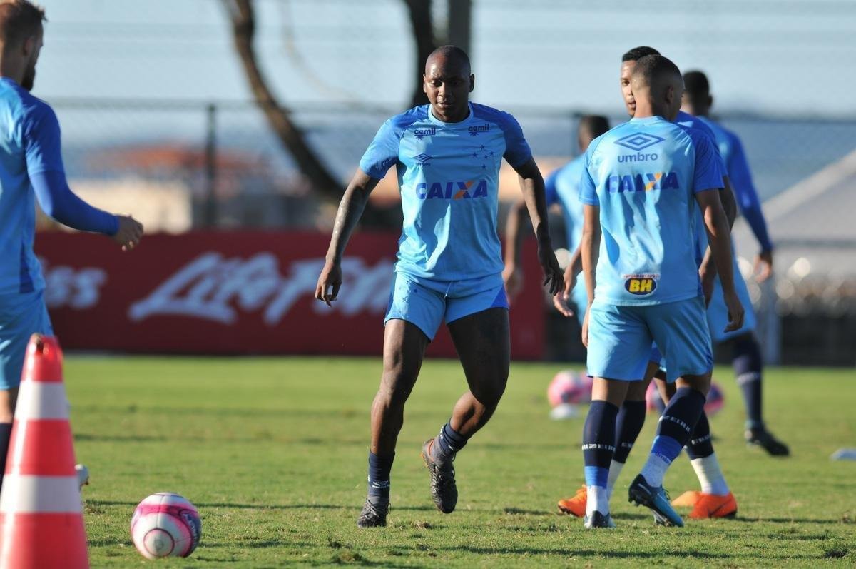 Fotos do treinamento do Cruzeiro desta tera-feira, na Toca II (Alexandre Guzanshe/EM D.A Press)