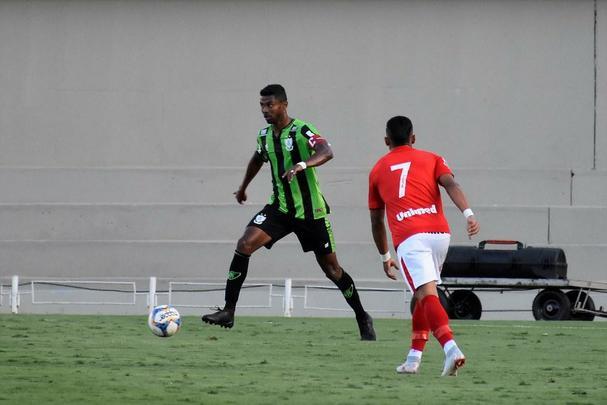 Fotos do empate entre Vila Nova e América