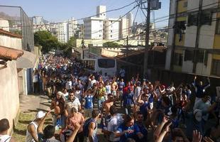 Torcids do Cruzeiro na chegada ao Independncia (Rua Ismnia Tunes, no Horto)