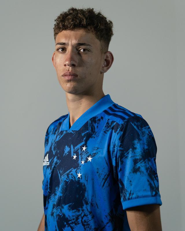 Fotos da nova camisa 3 do Cruzeiro, produzida pela Adidas