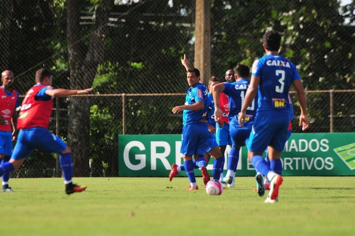 Sem Thiago Neves, que est com desgaste na panturrilha, Mano Menezes escalou o time titular do Cruzeiro no coletivo com Fbio; Lucas Romero, Leo, Murilo e Egdio; Henrique e Ariel Cabral; Robinho, Arrascaeta e Rafinha; Fred. Os reservas atuaram com Rafael; Arthur, Digo, Manoel e Marcelo Hermes; Lucas Silva, Nonoca e Bruno Silva; Rafael Marques, Rafael Sobis e Judivan