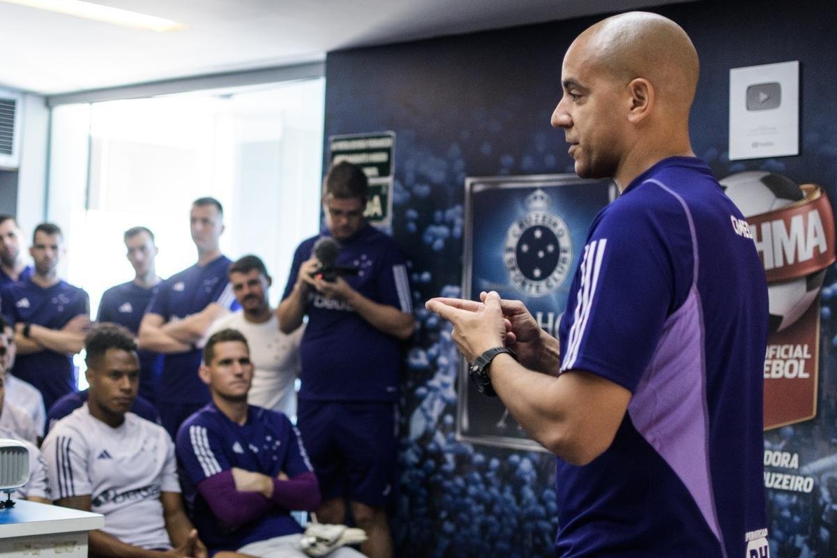 Fotos do primeiro treino do tcnico portugus Pepa no Cruzeiro