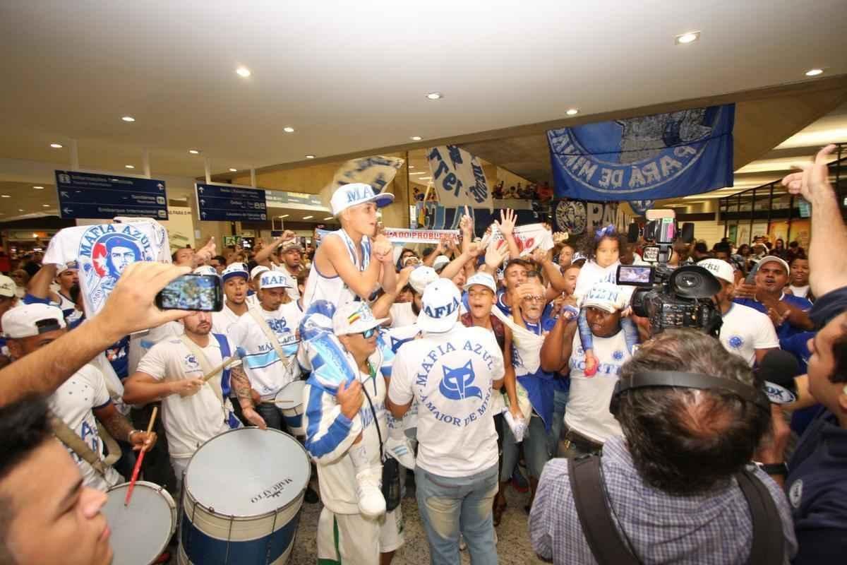 Thiago Neves desembarcou na manh desta segunda-feira no Aeroporto de Confins
