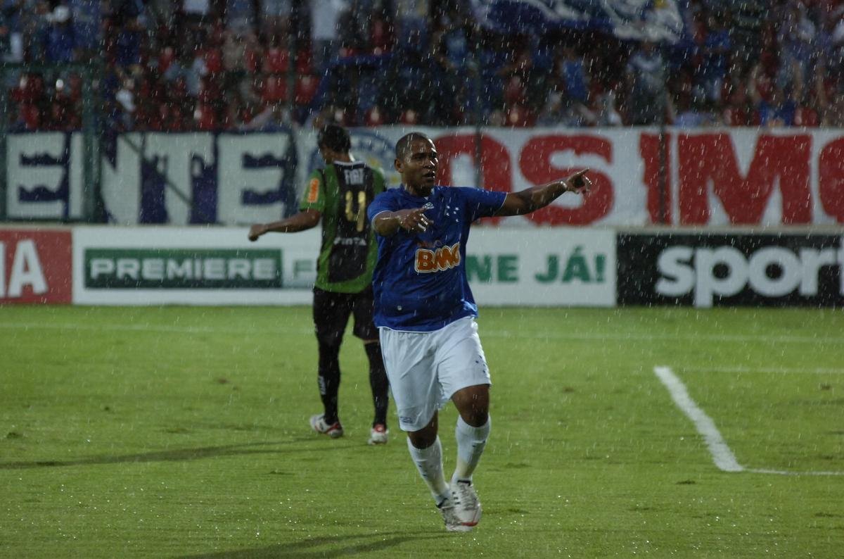 O Cruzeiro venceu o Amrica por 2 a 1, no dia 25 de maro de 2012, na Arena do Jacar, em Sete Lagoas, pela 8 rodada do Campeonato Mineiro. Os gols da Raposa foram marcados por Anselmo Ramn e Walter. Alessandro descontou para o Coelho.