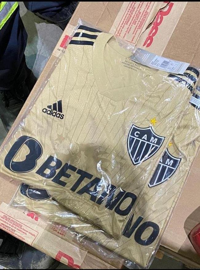 Trs semanas depois de lanar o uniforme rosa, Atltico e a Adidas produziram mais uma camisa, desta vez com predominncia da cor dourada