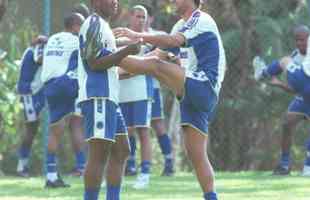 Fotos do zagueiro Joo Carlos em suas passagens pelo Cruzeiro, entre 1996 e 2001