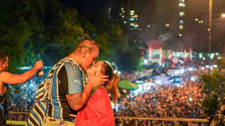 Grmio conquista o tri da Libertadores e torcida tricolor invade as ruas de Porto Alegre