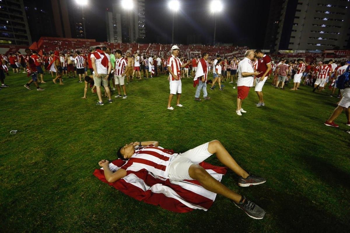 A felicidade alvirrubra invadiu o gramado após a vitória em cima do Paysandu, em cobranças da marca penal.