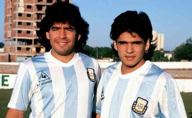 Hugo Maradona (dir), irmão do eterno craque argentino Diego Maradona (esq), morreu nesta terça-feira