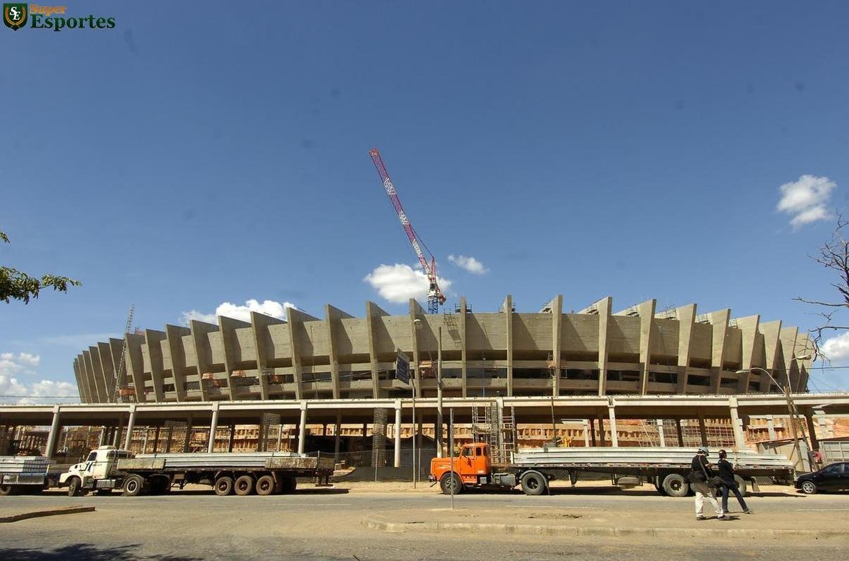 08/03/2012 - rea externa do estdio comea a ganhar nova cara com a construo da esplanada.