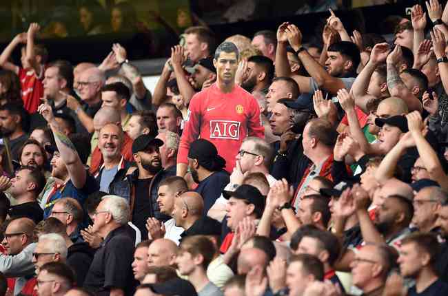 Torcida do Manchester United na partida anterior da reestreia do atacante Cristiano Ronaldo pelo clube
