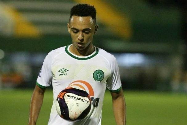 Dod - o meia de 23 anos estreou no time profissional do Atltico em outubro de 2013. De l para c atuou em 47 partidas, marcando seis vezes. Em 2016 o meia foi cedido ao Figueirense, onde disputou 29 jogos, marcando quatro gols, desde sua estreia em maro de 2016. J na temporada passada foi emprestado  Chapecoense. Por l, participou apenas de 13 jogos e marcou dois gols. Ele defender o Botafogo-SP at o fim do Campeonato Paulista de 2018.