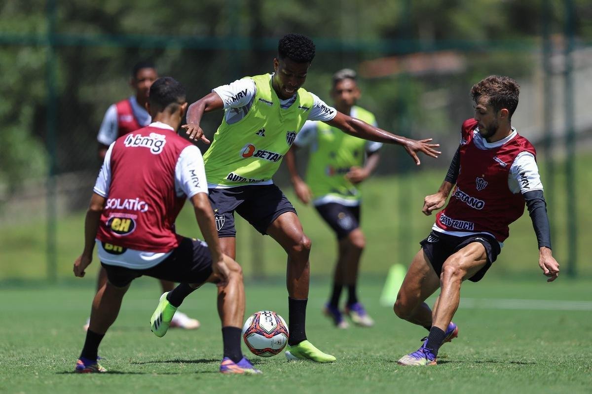 Treino do Atlético em campo. Jogadores fizeram atividade pela manhã no gramado. No período da tarde, trabalho foi na academia