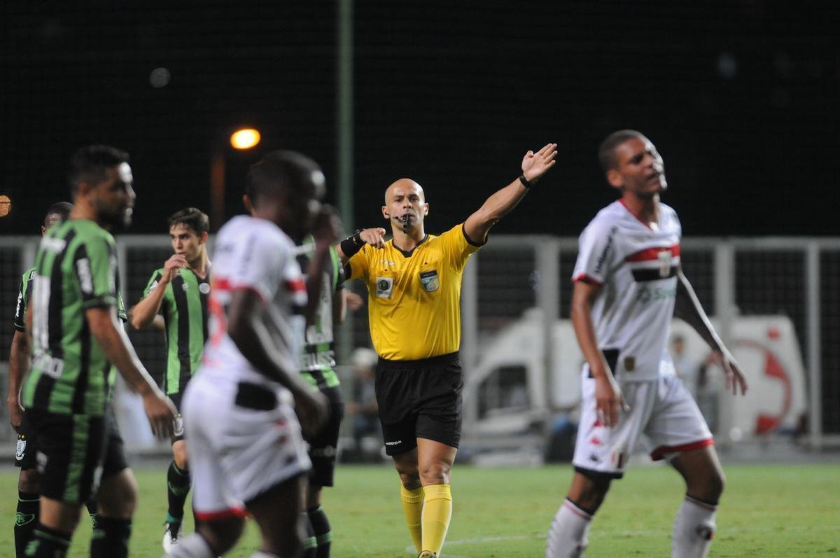 Fotos do primeiro tempo da partida entre Amrica e Botafogo-SP, no Independncia