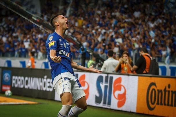Thiago Neves colocou o Cruzeiro em vantagem no primeiro tempo e balançou o Mineirão