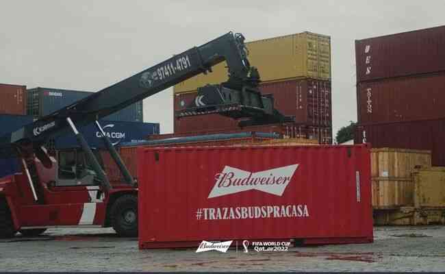 Budweiser entregou continer de cerveja no porto de Santos, em So Paulo