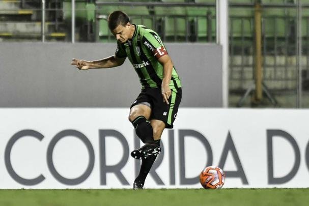 Fotos do primeiro tempo do duelo entre Amrica e Guarani, no Independncia, pela 11 rodada do Mineiro