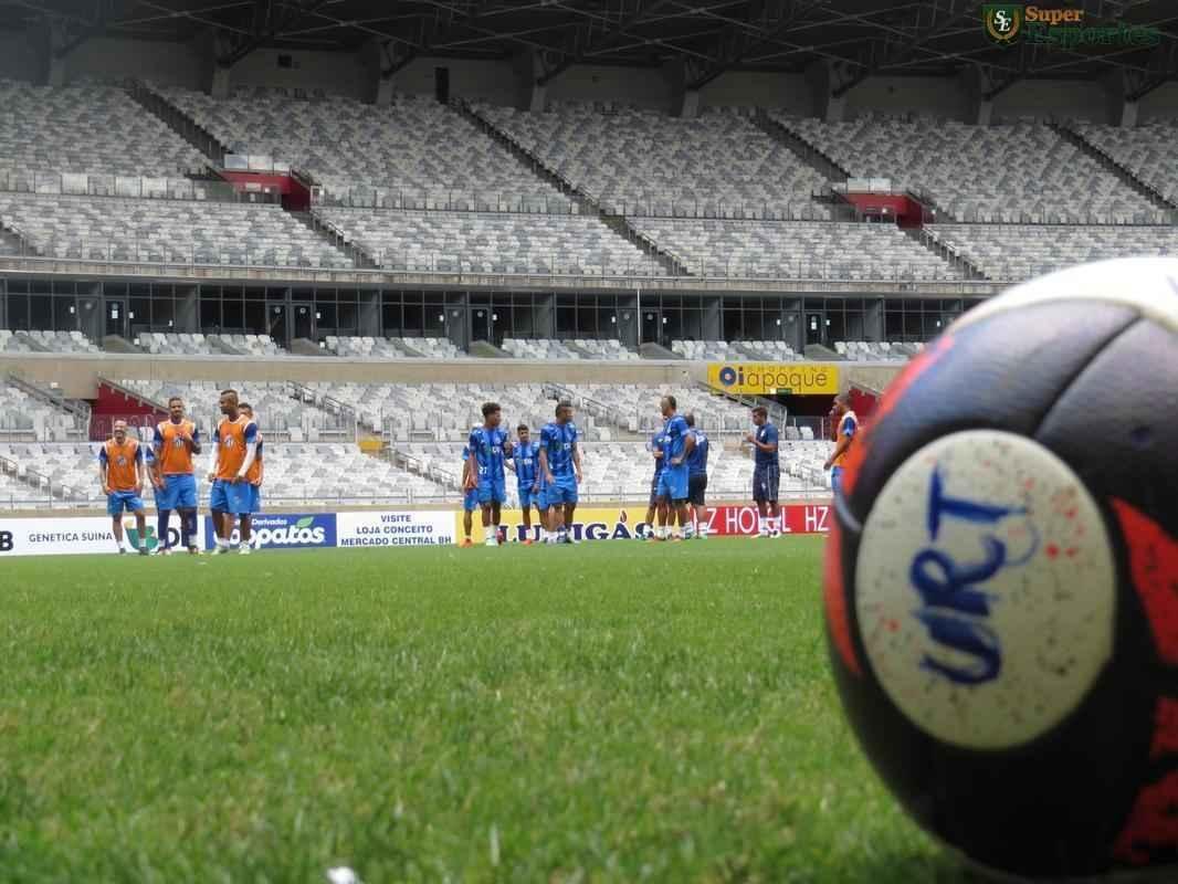 Durante o treinamento, tcnico Rodrigo Santana dividiu a equipe em dois grupos, sendo que ambos construam jogadas de cruzamentos. Na segunda parte da atividade, o treinador observou a equipe em bolas paradas, e o sistema defensivo levou a melhor.  O treino serviu para a URT ter a noo de espao do Mineiro.
