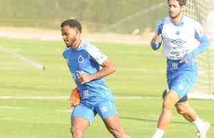 Cruzeiro fez nesta segunda-feira  tarde, na Toca da Raposa II, o ltimo treino em Belo Horizonte antes da partida contra o Internacional, quarta, no Beira-Rio, pela semifinal da Copa do Brasil. O tcnico Rogrio Ceni deve escalar Fbio; Edilson, Ded, Fabrcio Bruno (Leo) e Egdio (Dod); Henrique e Robinho; Marquinhos Gabriel; Thiago Neves e David; Pedro Rocha. Servindo  Seleo Colombiana, Orejuela est fora do jogo.