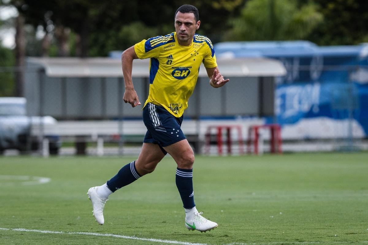 Rmulo, lateral-direito, 34 anos