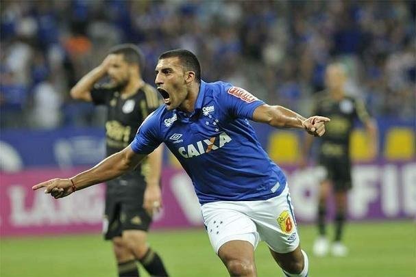 Ramn bila (2016): tornou-se conhecido internacionalmente ao fazer muitos gols pelo Huracn na Copa Libertadores de 2014 e na Sul-Americana de 2015. Em junho de 2016, o Cruzeiro se props a pagar US$ 4,2 milhes de dlares por 50% dos direitos econmicos do argentino, com a garantia de que compraria a outra metade do 'passe' ao trmino do segundo ano de contrato. bila at teve boa passagem pelo clube - 26 gols em 61 jogos - e caiu nas graas da torcida. S que o investimento era demasiado alto para os cofres celestes, e a direo encontrou uma maneira de solucionar o impasse: liberou o atleta para o Boca Juniors, que, alm de assumir as condies do negcio e enviar Messidoro como compensao, emprestou Wanchope ao prprio Huracn.
