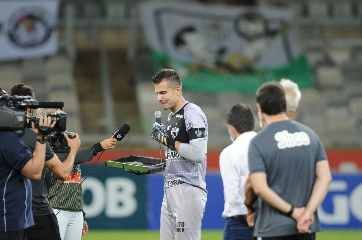 Goleiro foi homenageado na despedida dos gramados 