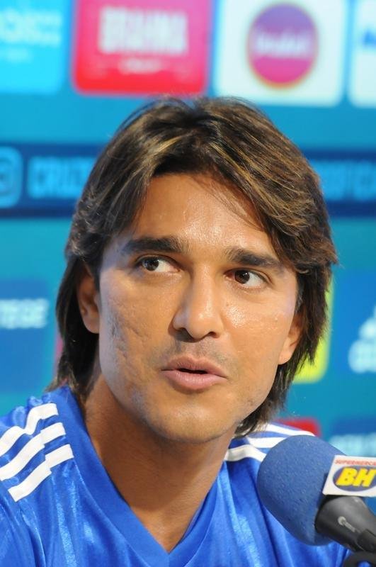 Fotos da apresentao do atacante Marcelo Moreno como novo reforo do Cruzeiro para 2020. Duante entrevista, jogador foi acompanhado pela esposa Marilisy Antonelli e pela filha, Maria Clara