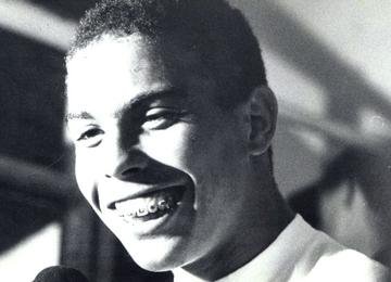 Fenômeno disputou primeiro jogo como profissional em vitória da Raposa sobre a Veterana, há quase 30 anos; cenário em 2023 pressiona time celeste